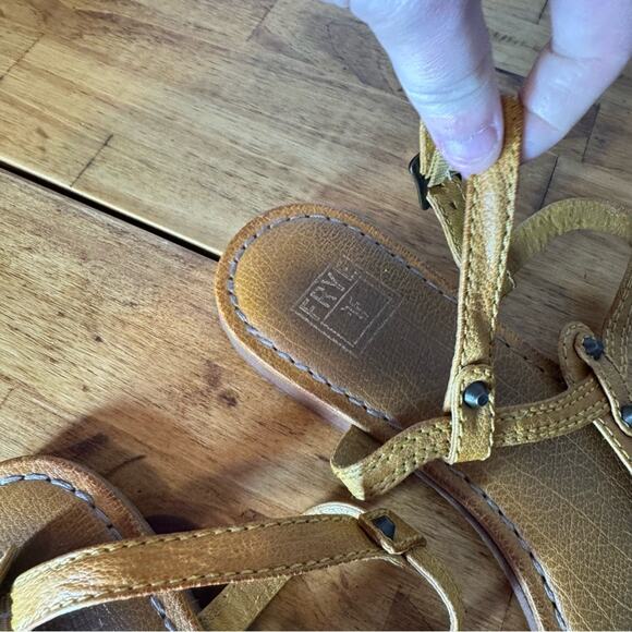 Frye Carson Yellow Leather T-Strap Studded Thong Sandals Size 8 - Picture 3 of 5